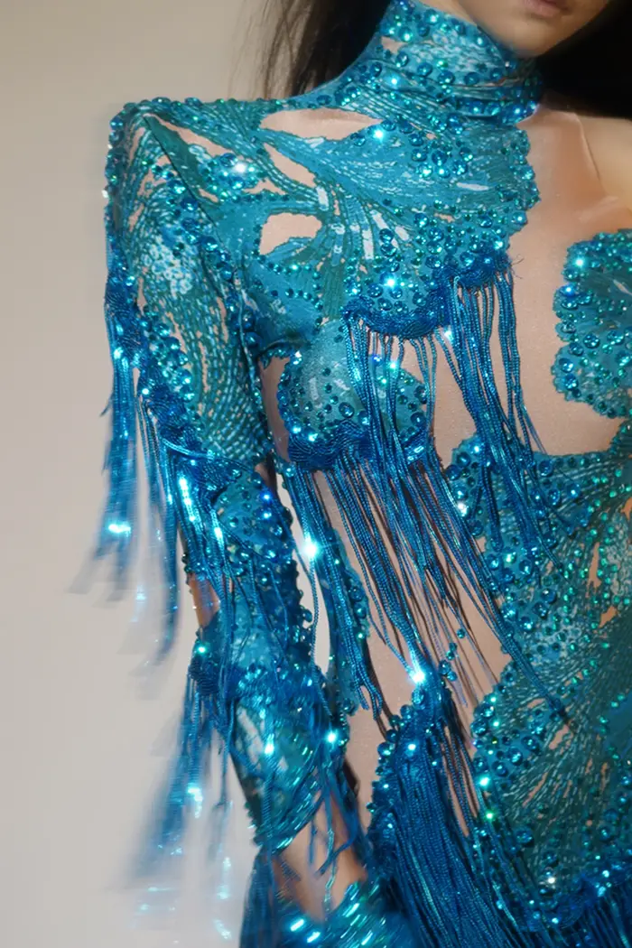 Body Sexy avec strass scintillants pour femmes, bleu, épaule unique, pompon, justaucorps, Costume de
