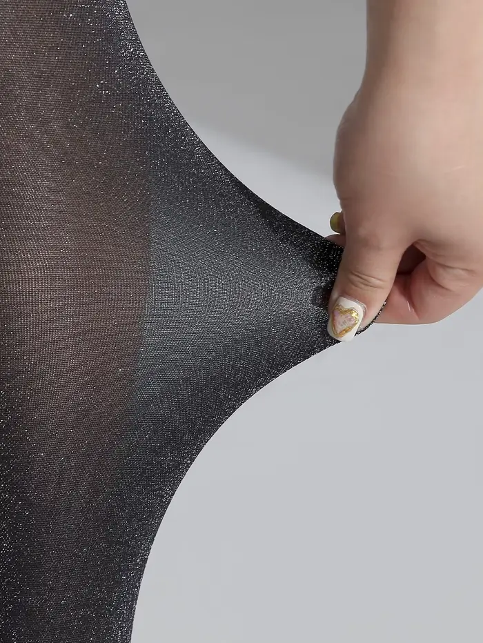 Une paire de collants surdimensionnés argentés brillants